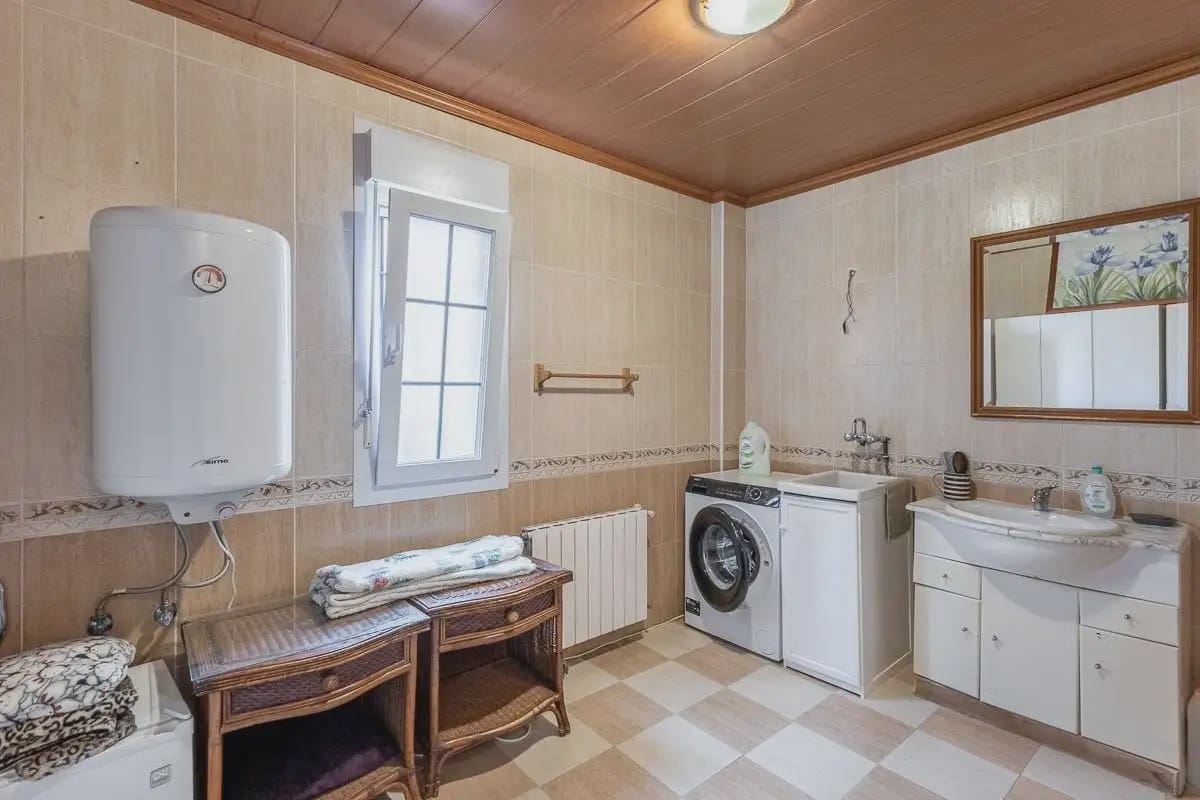 Villa/Maison à vendre à Gojar avec piscine garage - 425 000 € (Ref: 9837487)