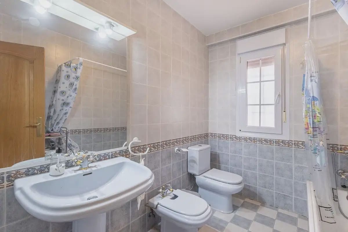 Villa/Maison à vendre à Gojar avec piscine garage - 425 000 € (Ref: 9837487)