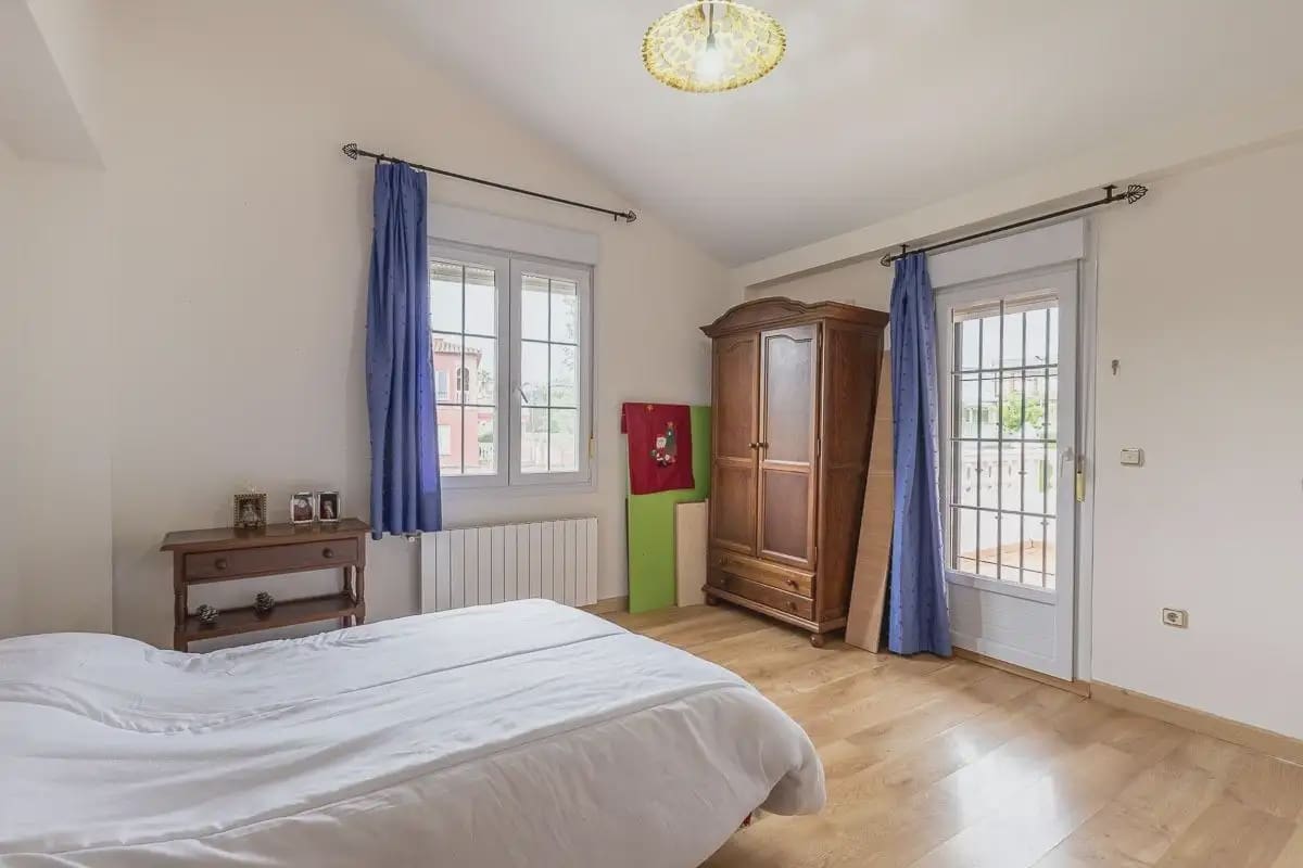 Villa/Maison à vendre à Gojar avec piscine garage - 425 000 € (Ref: 9837487)