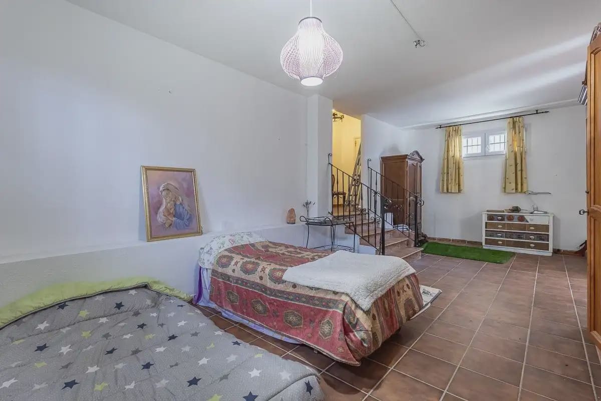 Villa/Maison à vendre à Gojar avec piscine garage - 425 000 € (Ref: 9837487)