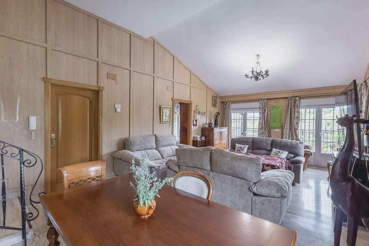 Villa/Maison à vendre à Gojar avec piscine garage - 425 000 € (Ref: 9837487)