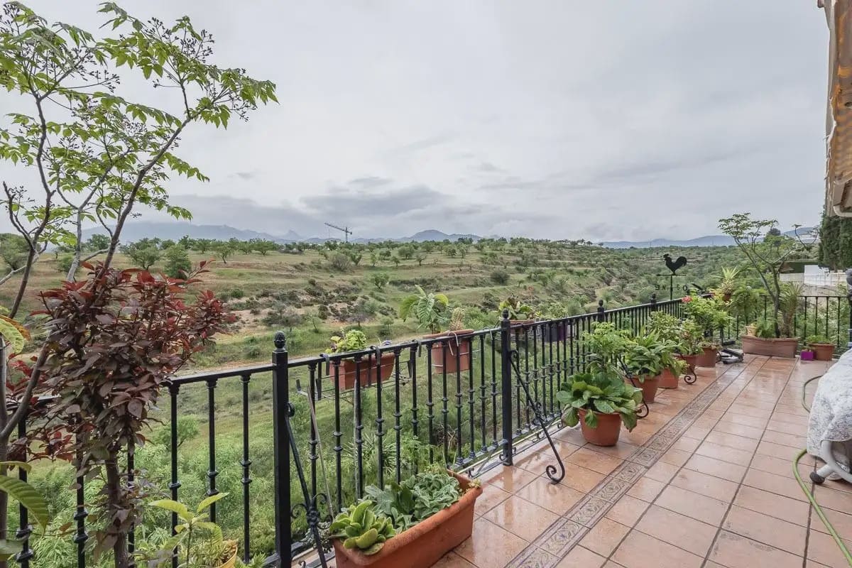 Villa/Maison à vendre à Gojar avec piscine garage - 425 000 € (Ref: 9837487)