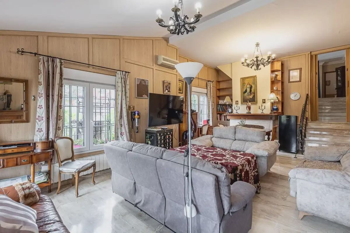 Villa/Maison à vendre à Gojar avec piscine garage - 425 000 € (Ref: 9837487)