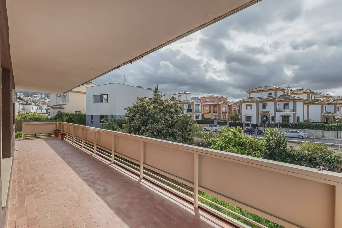 Villa zu verkaufen in Cajar mit Pool Garage - 415.000 € (Ref: 9837495)