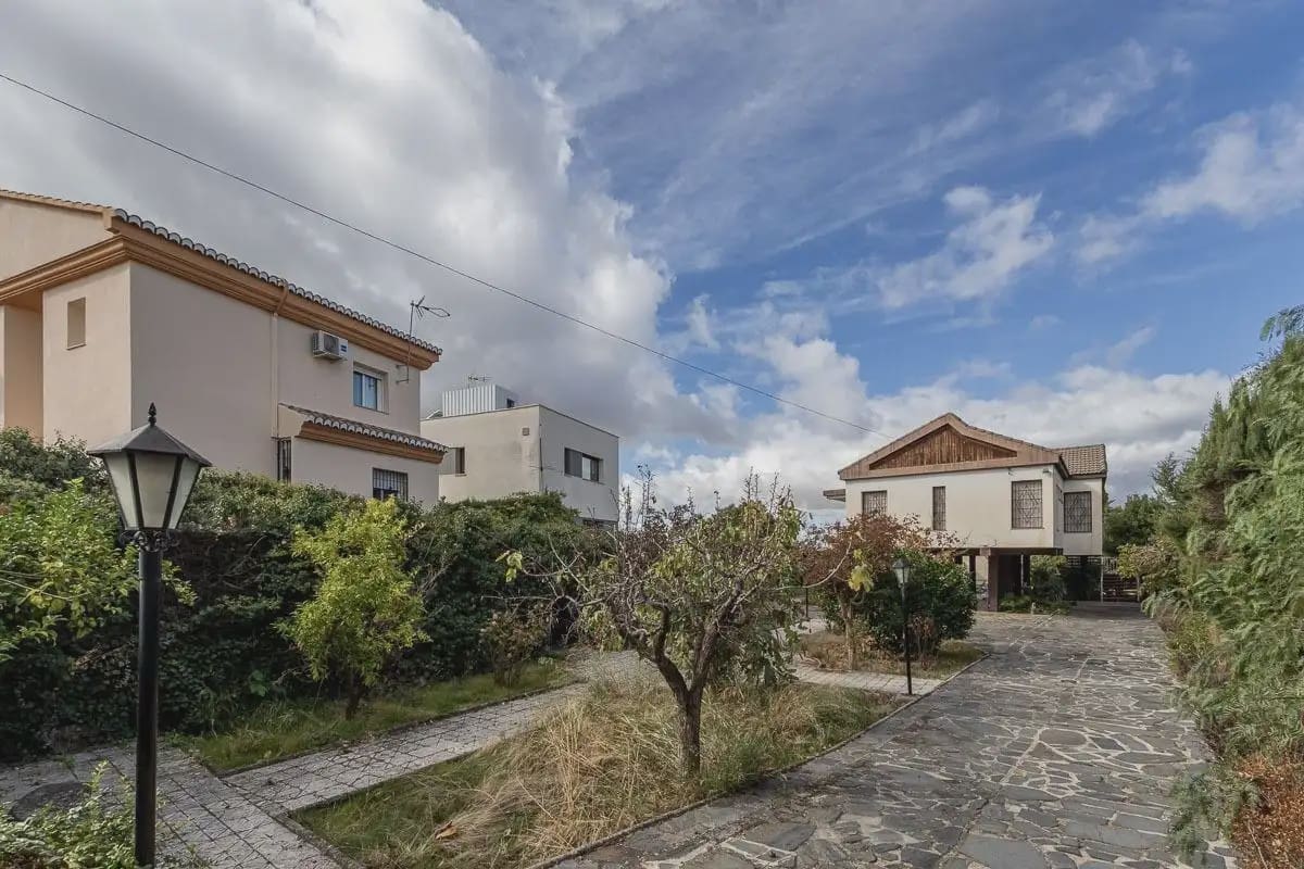 Villa zu verkaufen in Cajar mit Pool Garage - 415.000 € (Ref: 9837495)