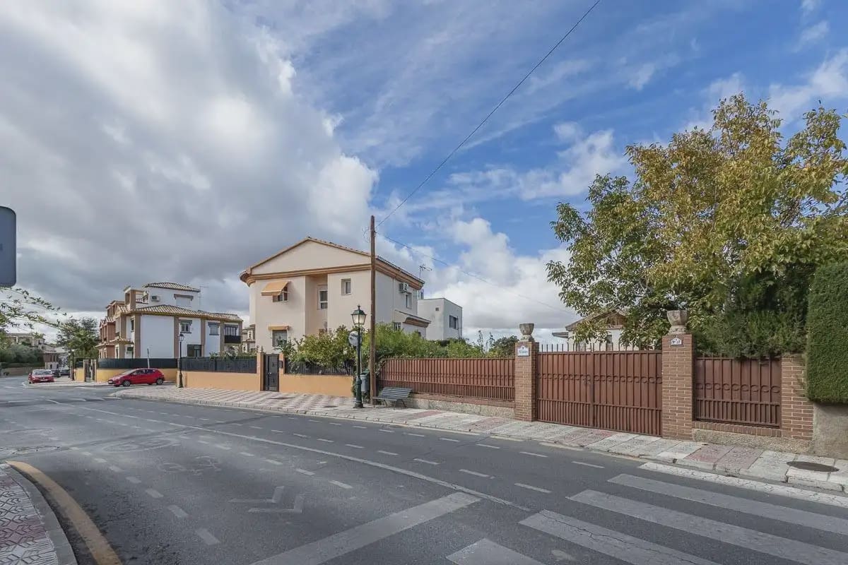 Villa zu verkaufen in Cajar mit Pool Garage - 415.000 € (Ref: 9837495)