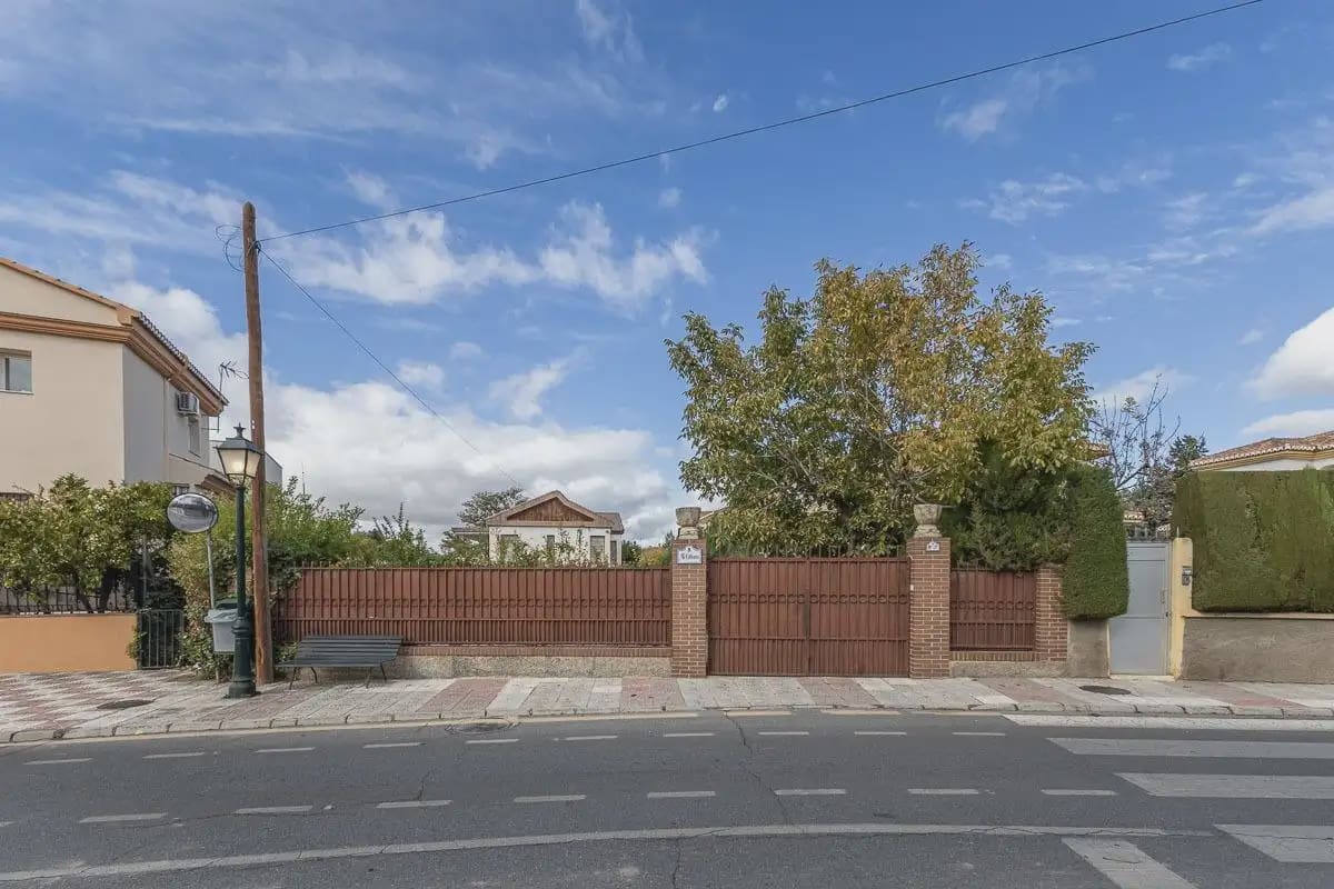 Villa zu verkaufen in Cajar mit Pool Garage - 415.000 € (Ref: 9837495)