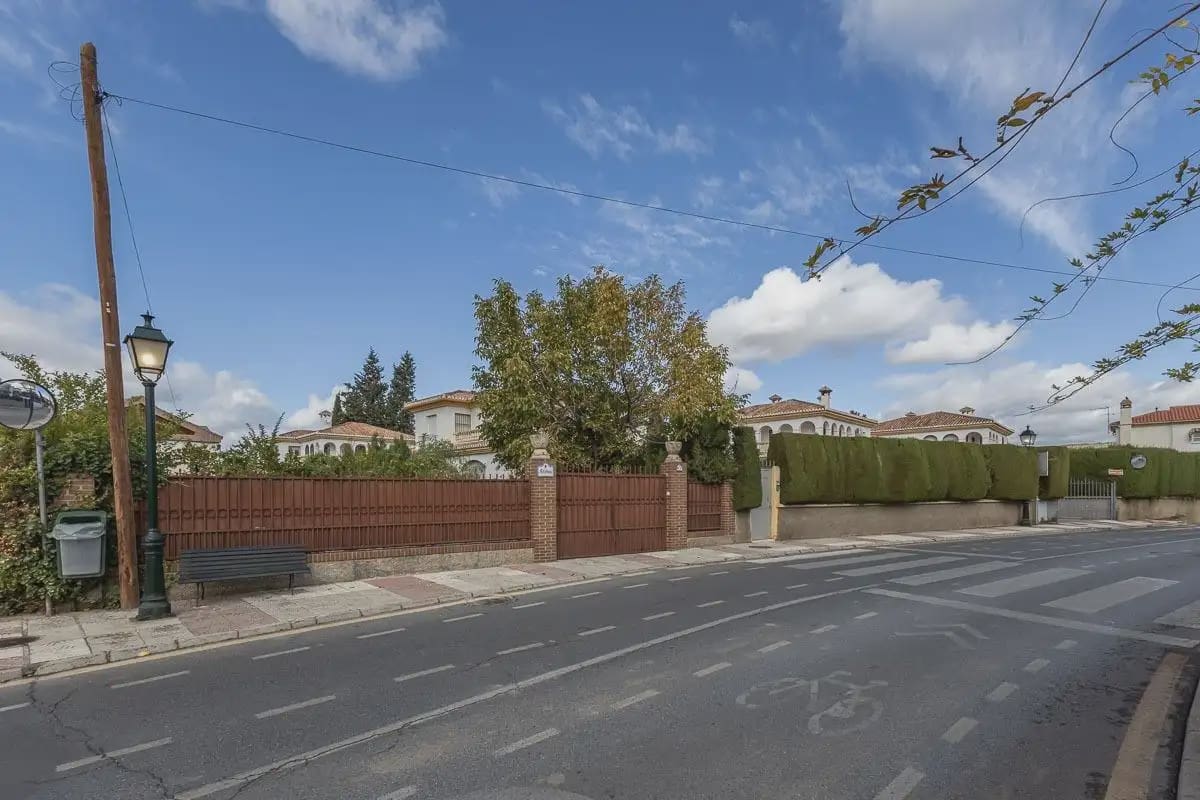 Villa zu verkaufen in Cajar mit Pool Garage - 415.000 € (Ref: 9837495)