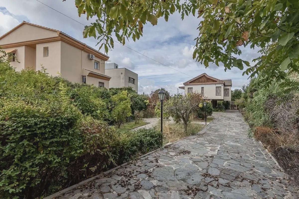 Villa zu verkaufen in Cajar mit Pool Garage - 415.000 € (Ref: 9837495)
