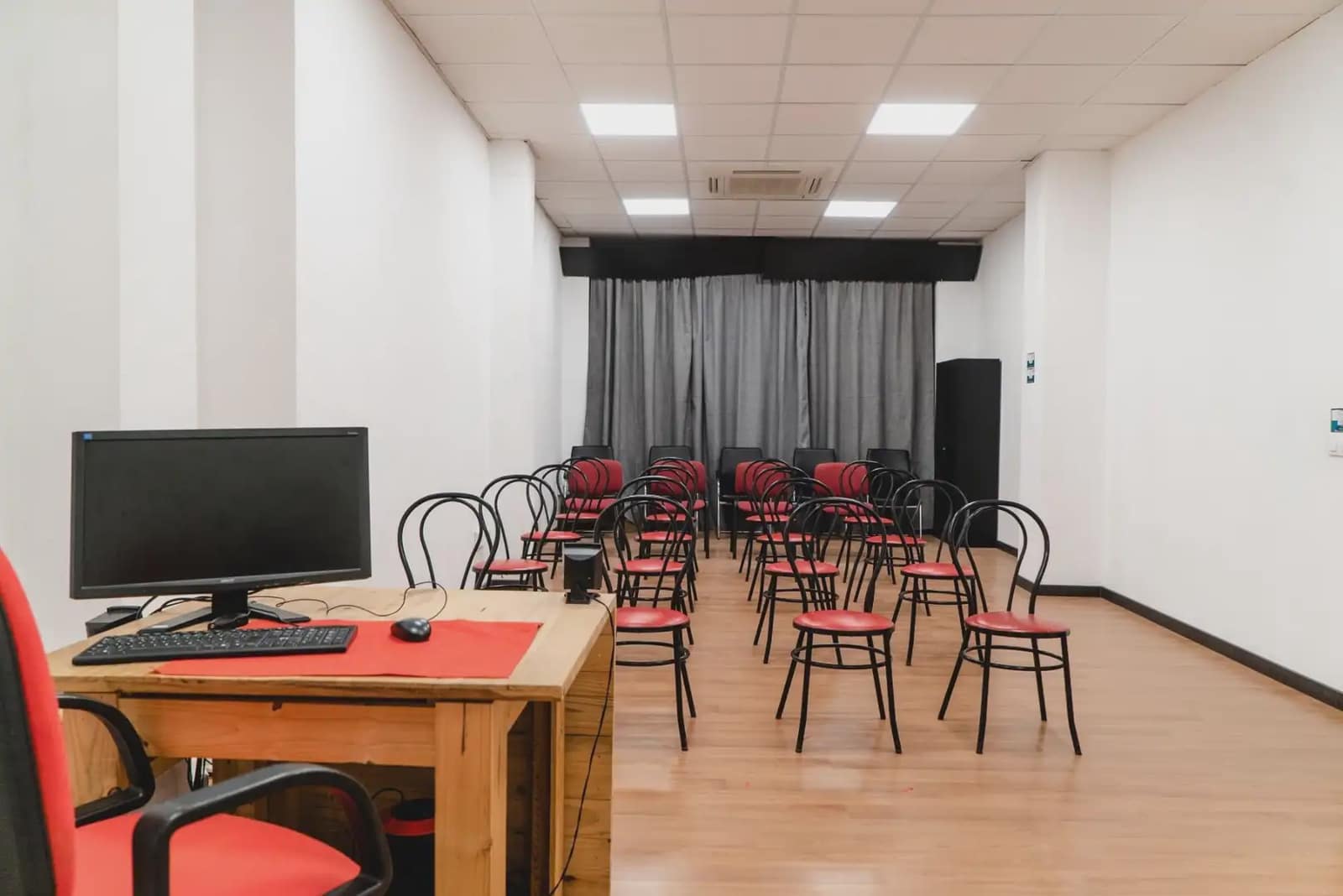 Commercieel te koop in Granada stad - € 299.000 (Ref: 9837496)