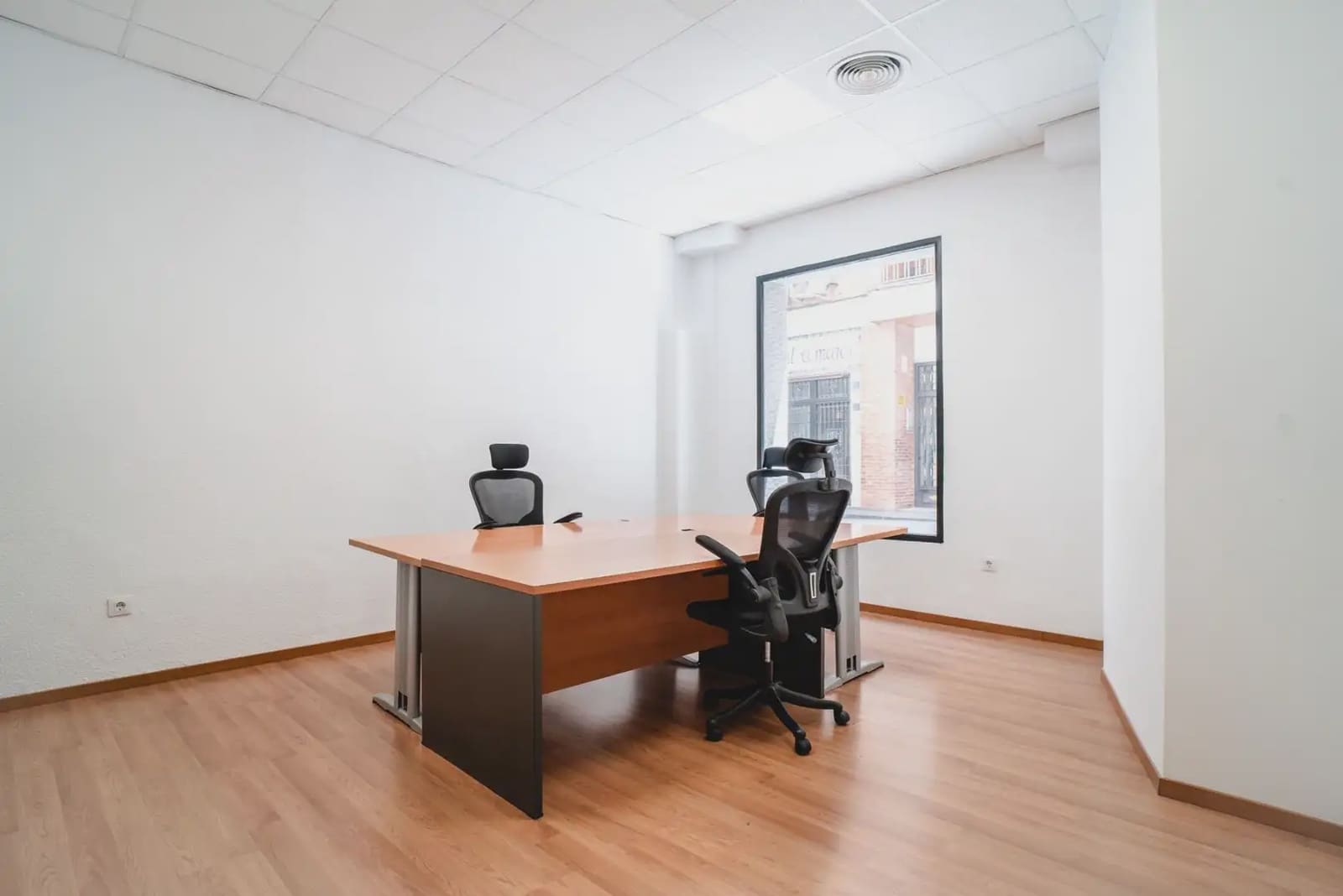 Commercieel te koop in Granada stad - € 299.000 (Ref: 9837496)