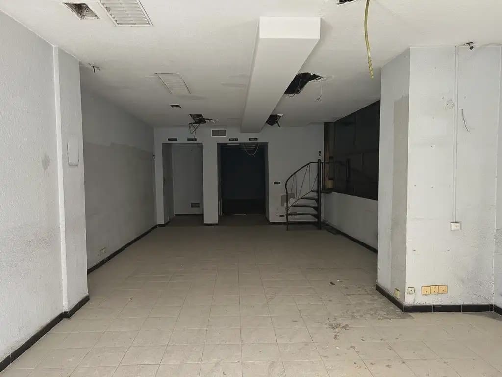 Local Commercial à louer à Grenade ville - 1 200 € (Ref: 9837497)