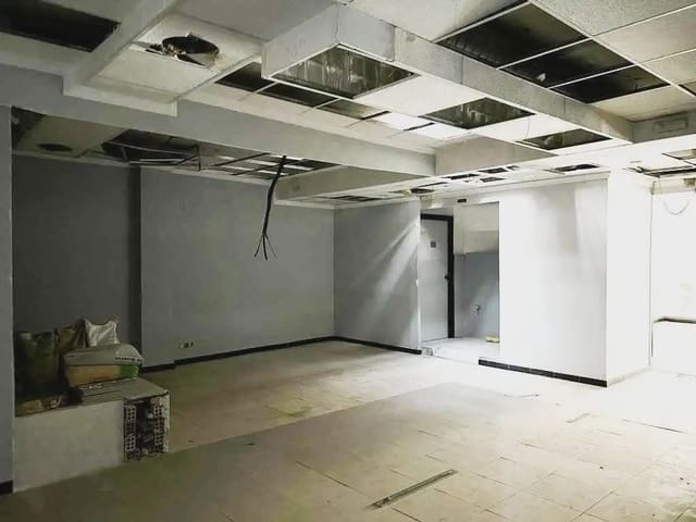 Local Commercial à louer à Figares, Grenade ville - 1 200 € (Ref: 9837497)