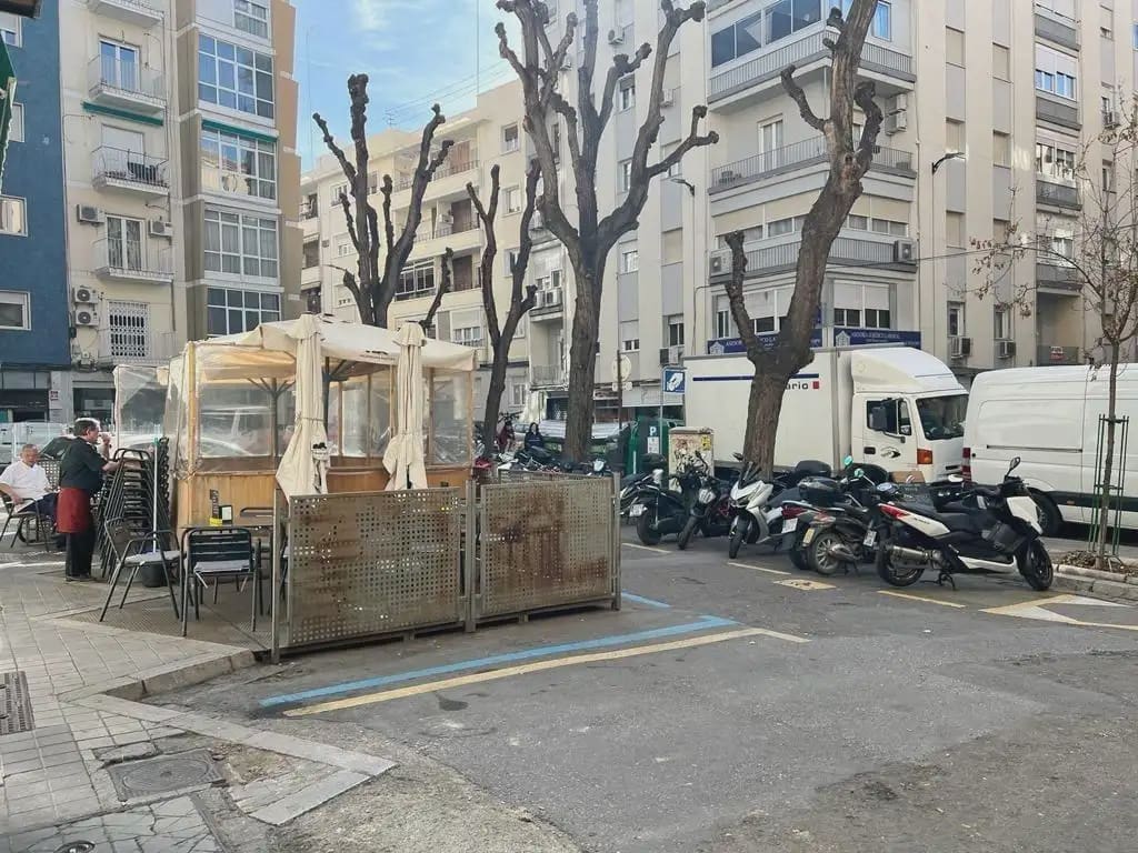 Local Commercial à louer à Grenade ville - 1 200 € (Ref: 9837497)