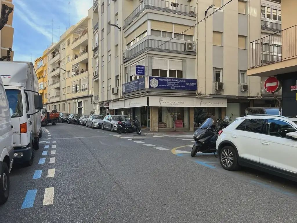 Local Commercial à louer à Grenade ville - 1 200 € (Ref: 9837497)
