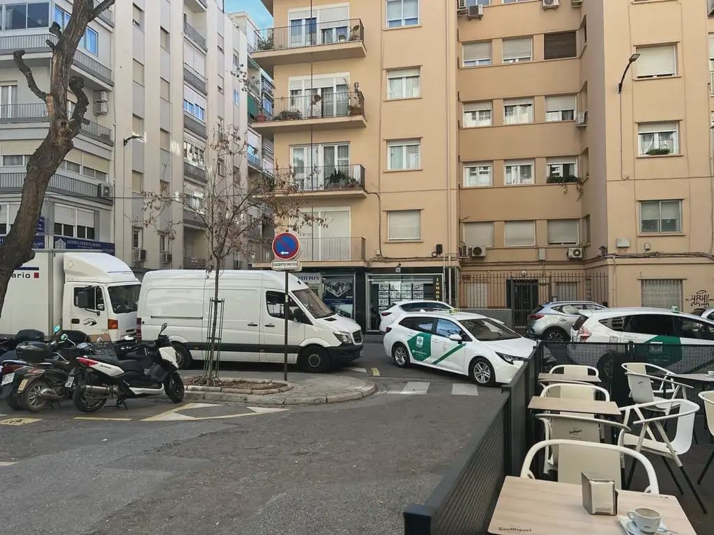 Local Commercial à louer à Grenade ville - 1 200 € (Ref: 9837497)