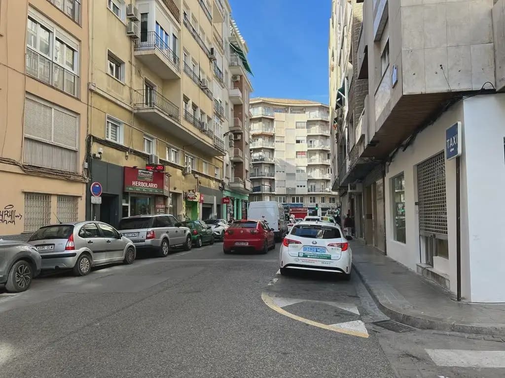 Local Commercial à louer à Grenade ville - 1 200 € (Ref: 9837497)