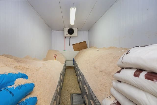 Erhverv til salg i Illora - € 230.000 (Ref: 9837505)