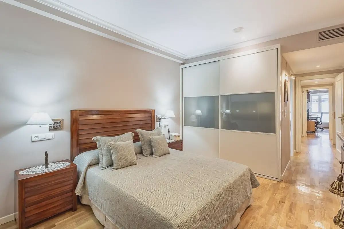 Flat for sale in Granada city with garage - € 585,000 (Ref: 9837506)