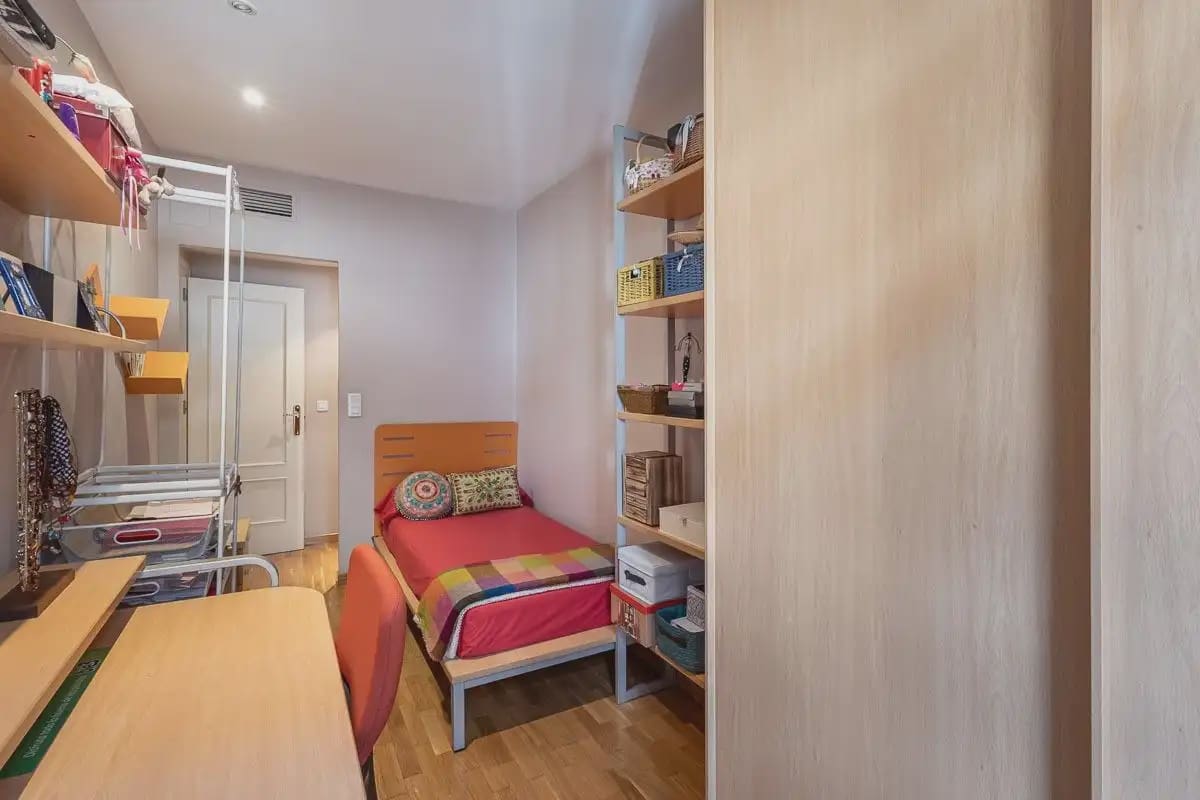 Flat for sale in Granada city with garage - € 585,000 (Ref: 9837506)