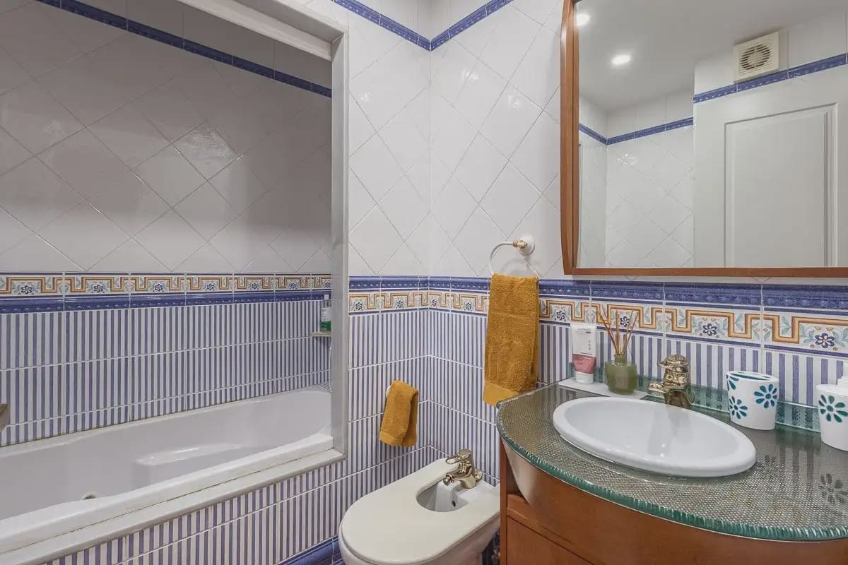 Flat for sale in Granada city with garage - € 585,000 (Ref: 9837506)