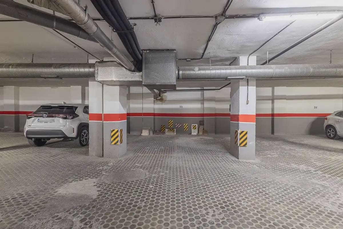 Flat for sale in Granada city with garage - € 585,000 (Ref: 9837506)
