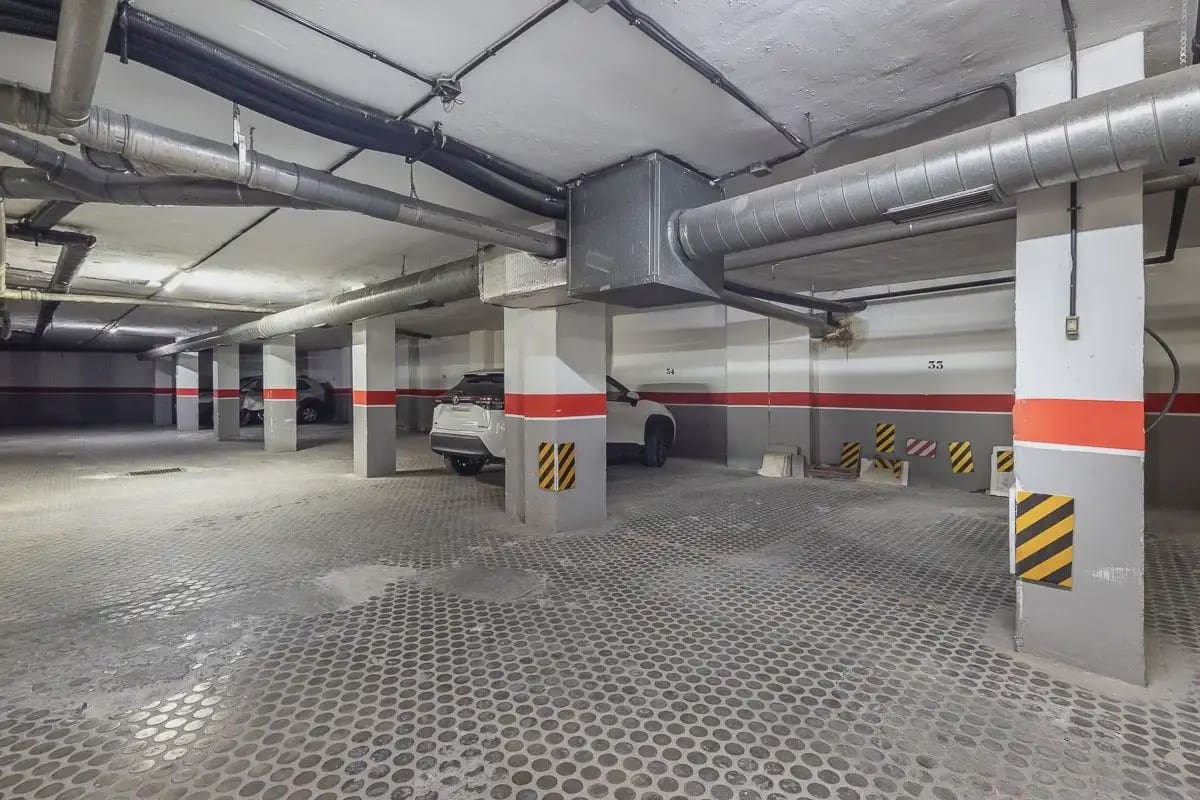 Flat for sale in Granada city with garage - € 585,000 (Ref: 9837506)