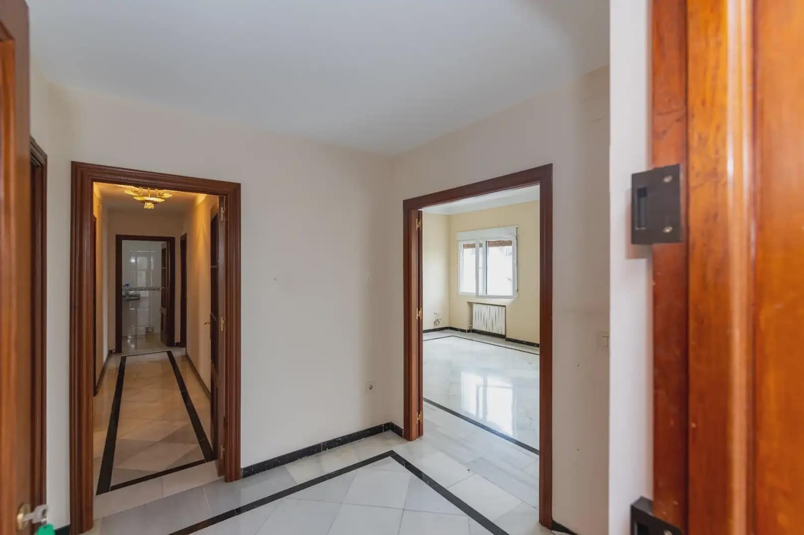 Leilighet til leie i Granada by med garasje - € 1 200 (Ref: 9837514)