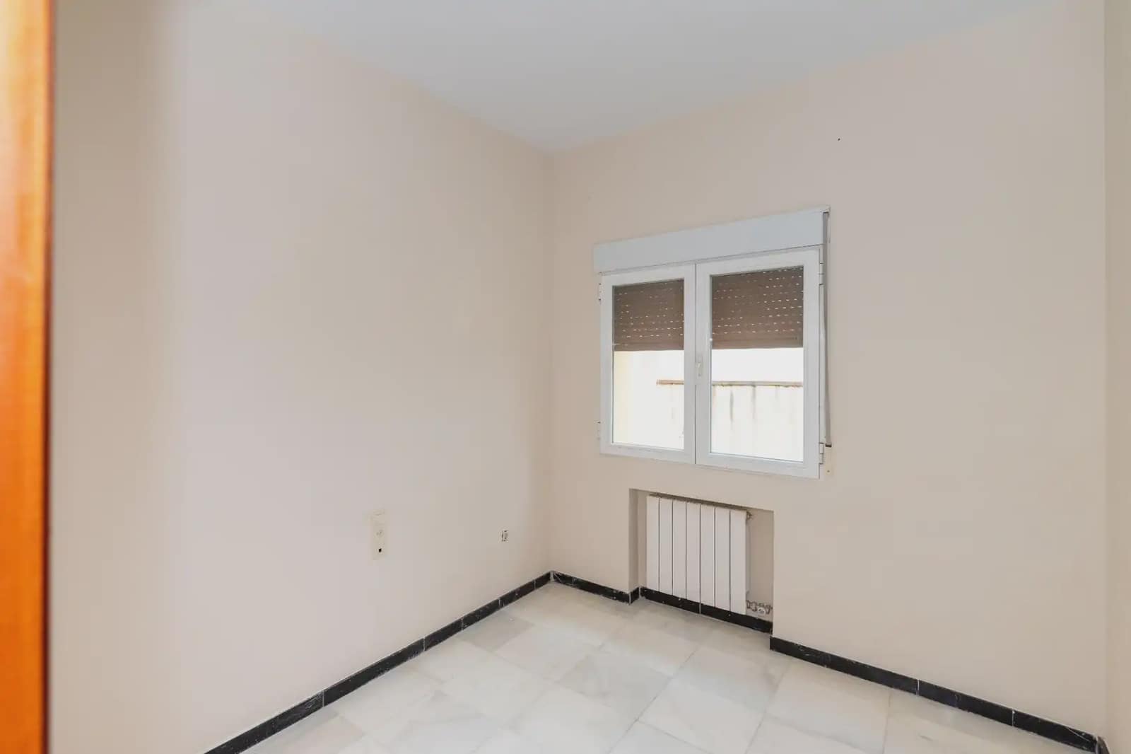 Leilighet til leie i Granada by med garasje - € 1 200 (Ref: 9837514)