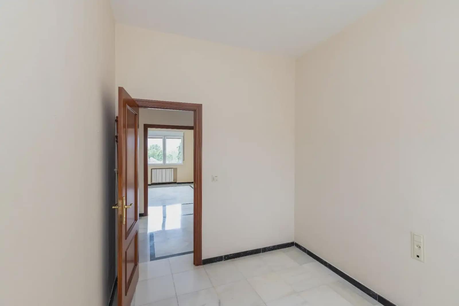 Leilighet til leie i Granada by med garasje - € 1 200 (Ref: 9837514)