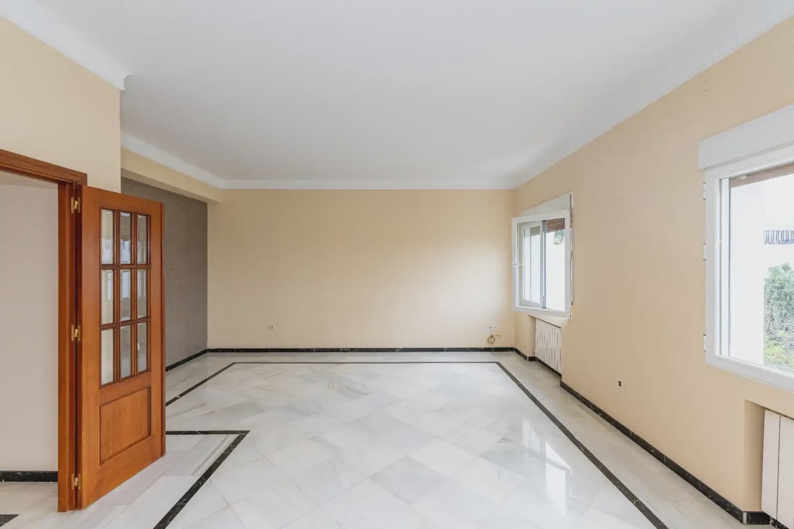 Leilighet til leie i Granada by med garasje - € 1 200 (Ref: 9837514)