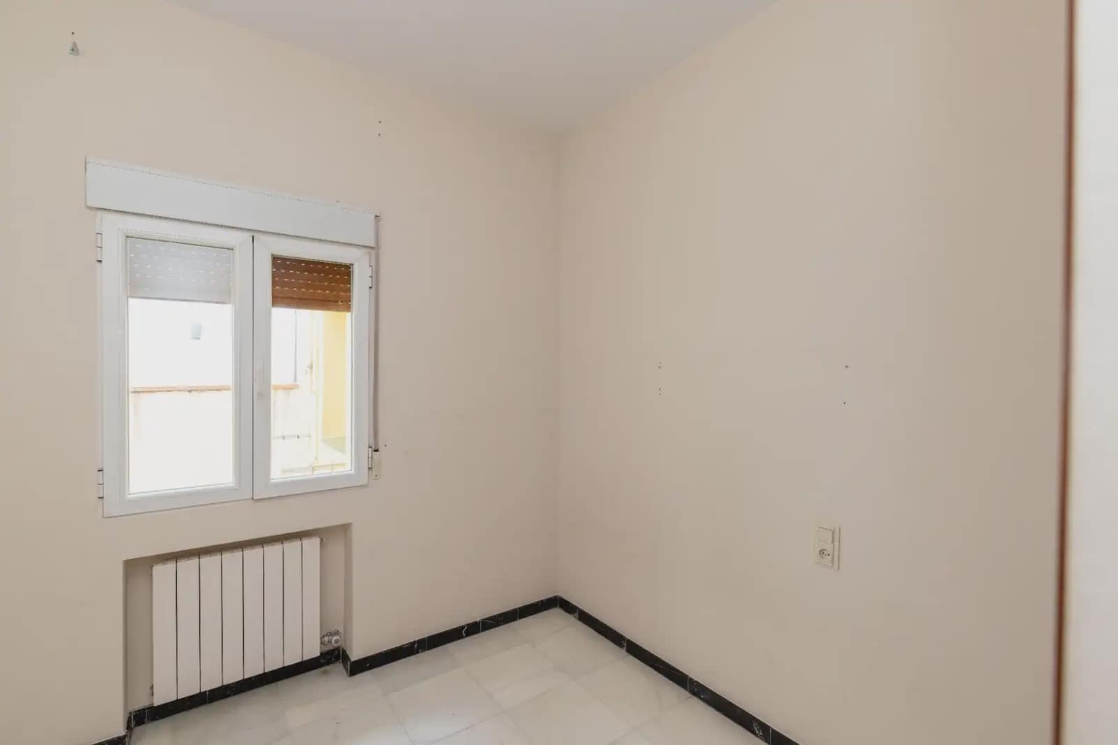 Leilighet til leie i Granada by med garasje - € 1 200 (Ref: 9837514)