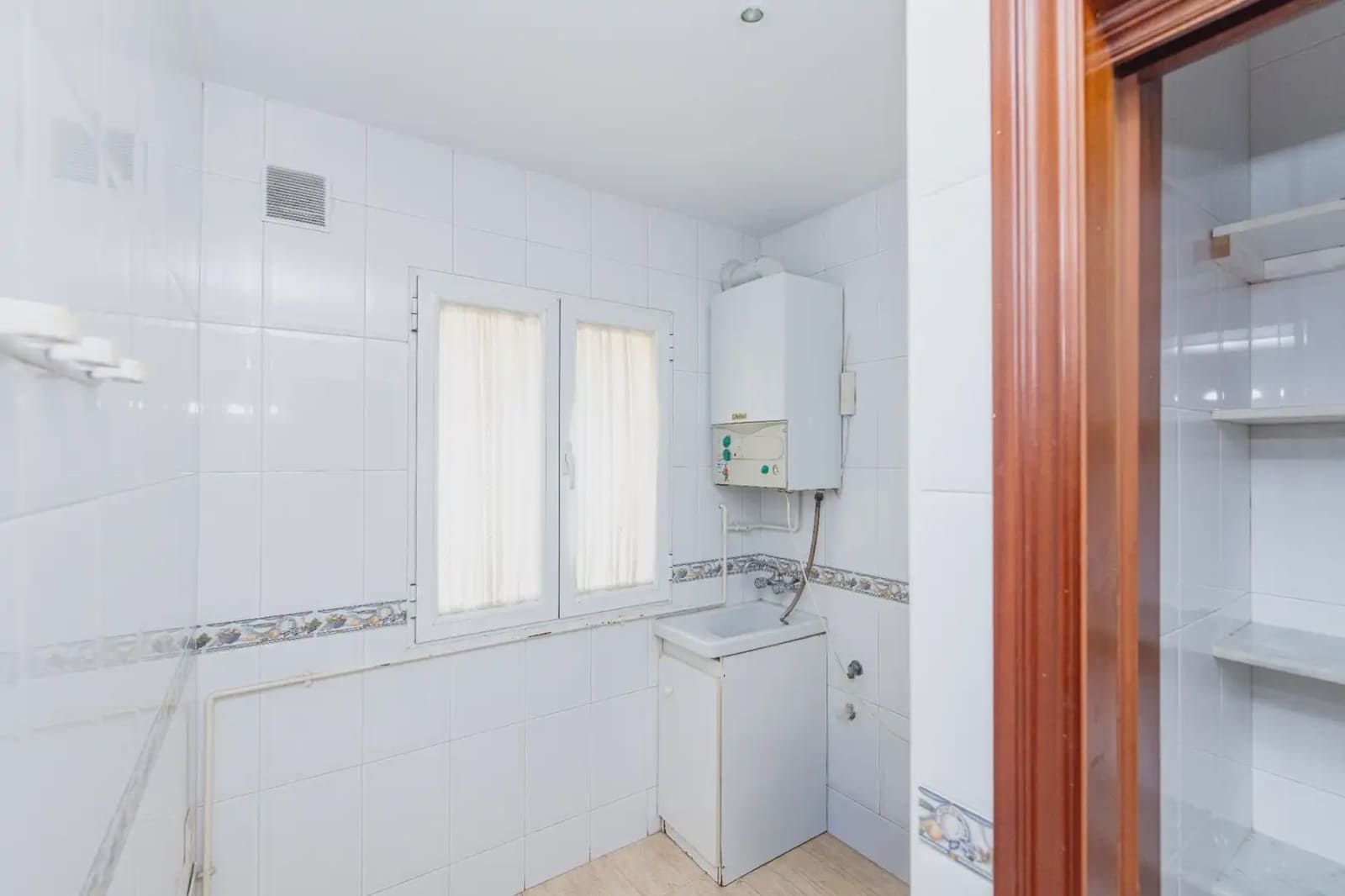 Leilighet til leie i Granada by med garasje - € 1 200 (Ref: 9837514)