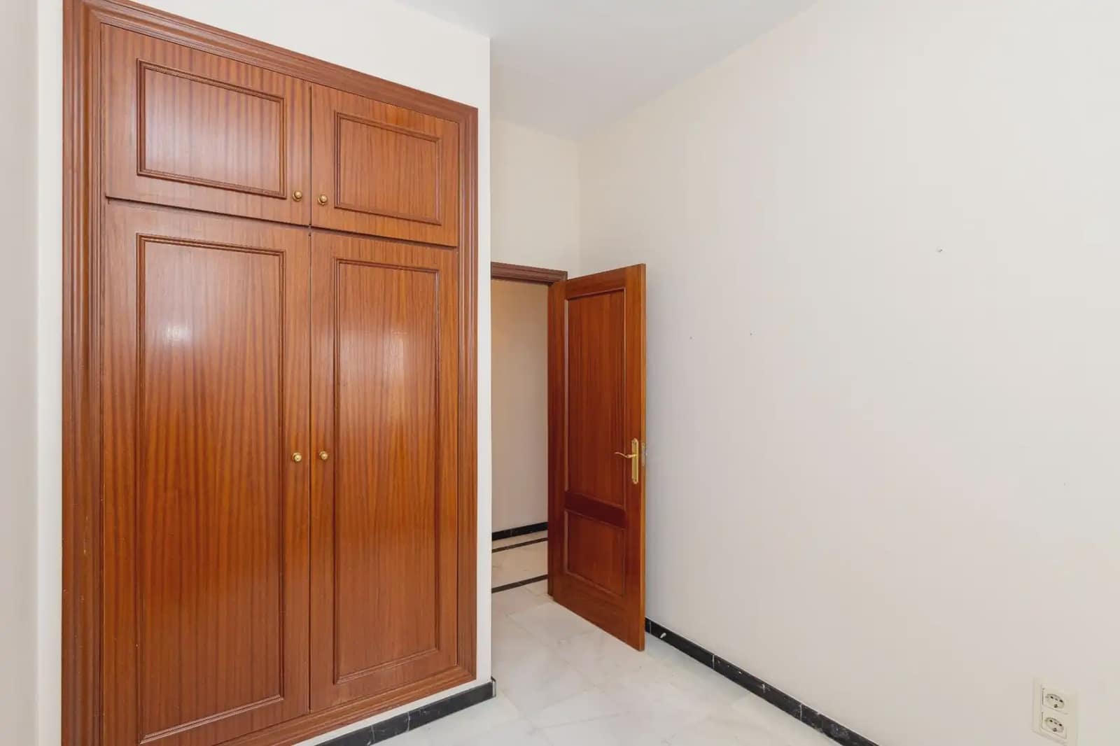 Leilighet til leie i Granada by med garasje - € 1 200 (Ref: 9837514)