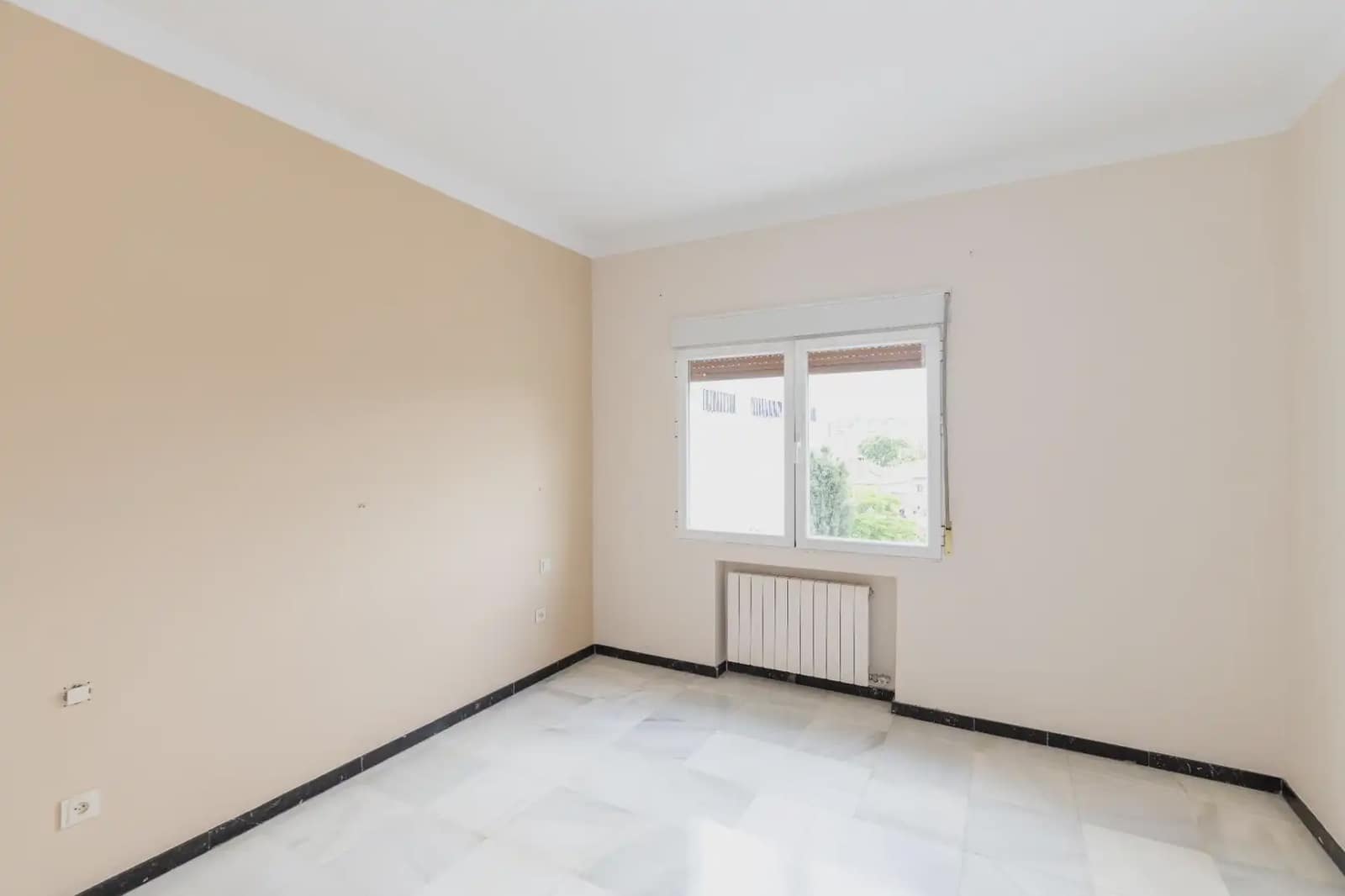 Leilighet til leie i Granada by med garasje - € 1 200 (Ref: 9837514)