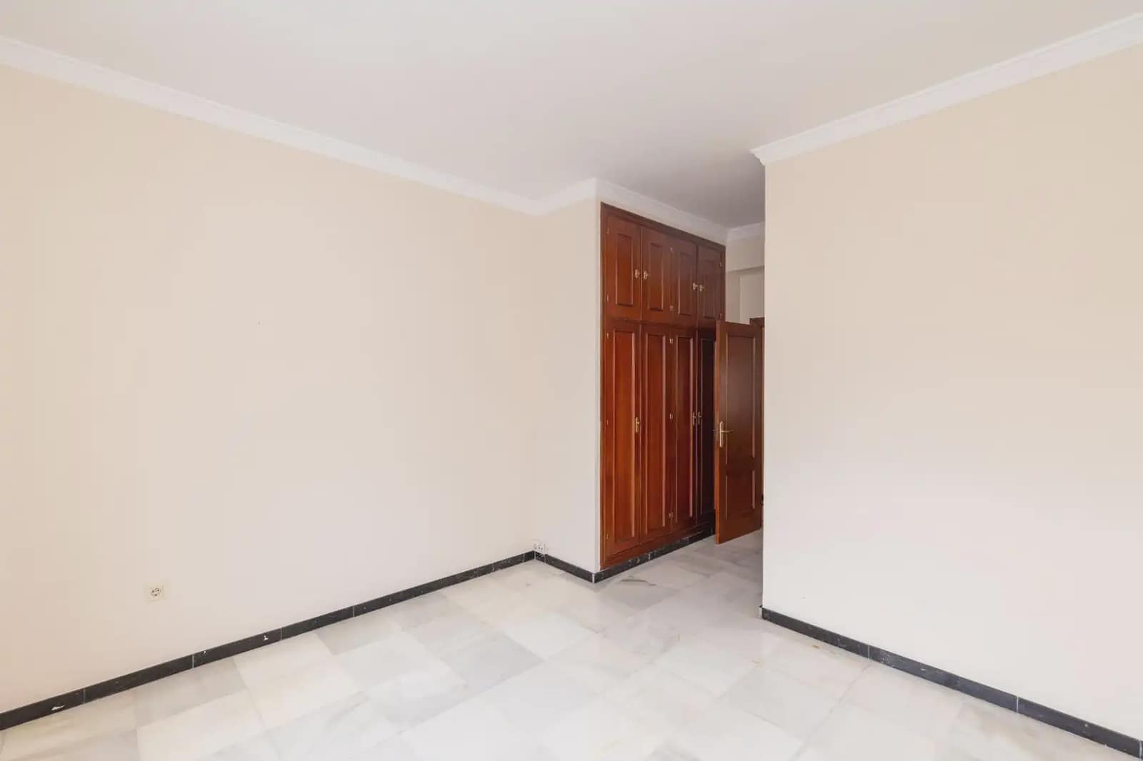 Leilighet til leie i Granada by med garasje - € 1 200 (Ref: 9837514)