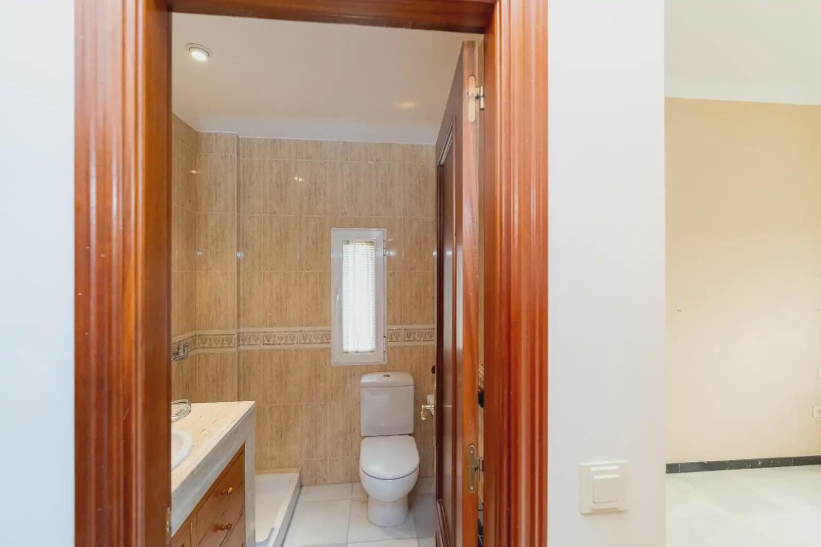 Leilighet til leie i Granada by med garasje - € 1 200 (Ref: 9837514)