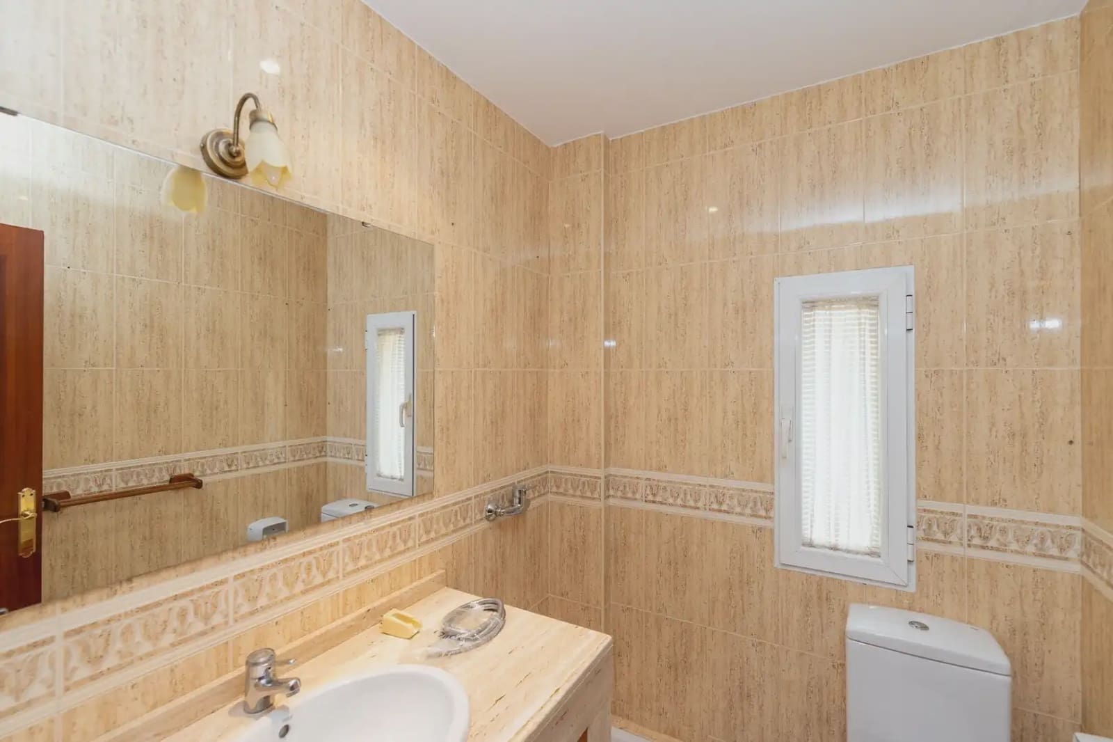 Leilighet til leie i Granada by med garasje - € 1 200 (Ref: 9837514)