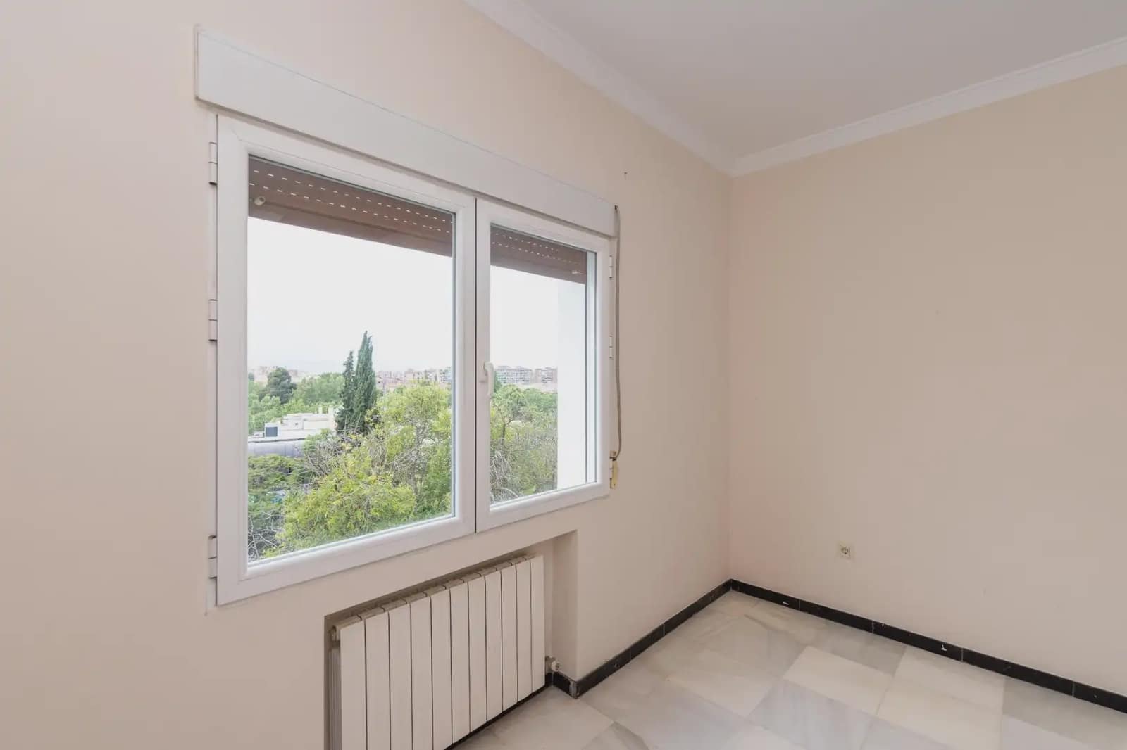 Leilighet til leie i Granada by med garasje - € 1 200 (Ref: 9837514)