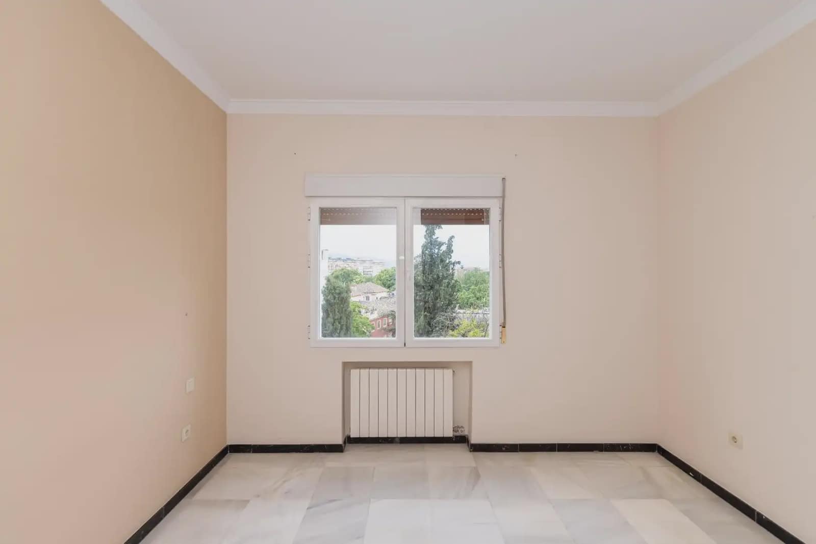 Leilighet til leie i Granada by med garasje - € 1 200 (Ref: 9837514)