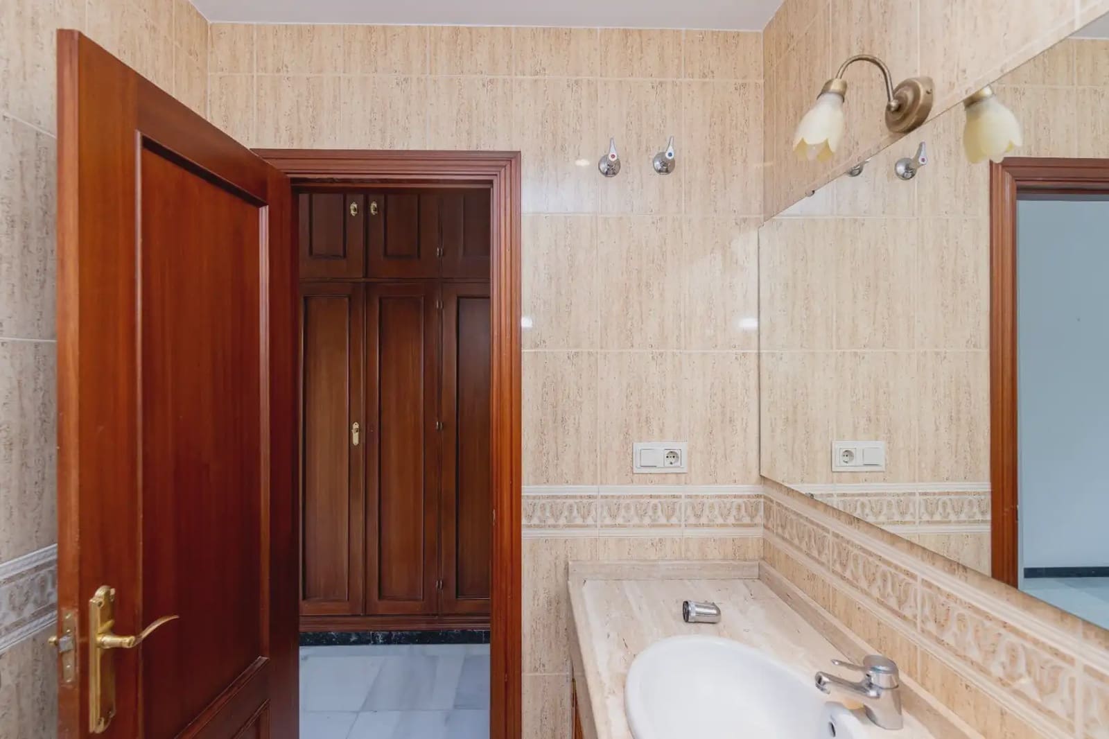 Leilighet til leie i Granada by med garasje - € 1 200 (Ref: 9837514)