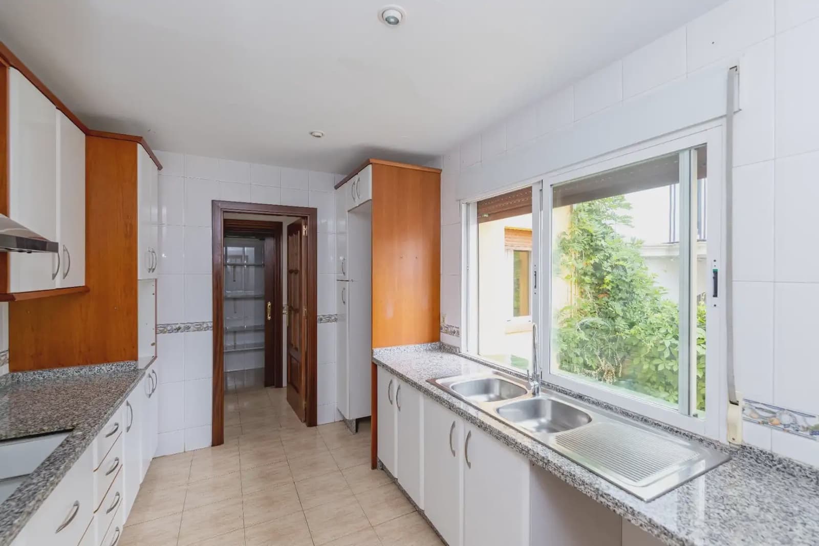 Leilighet til leie i Granada by med garasje - € 1 200 (Ref: 9837514)
