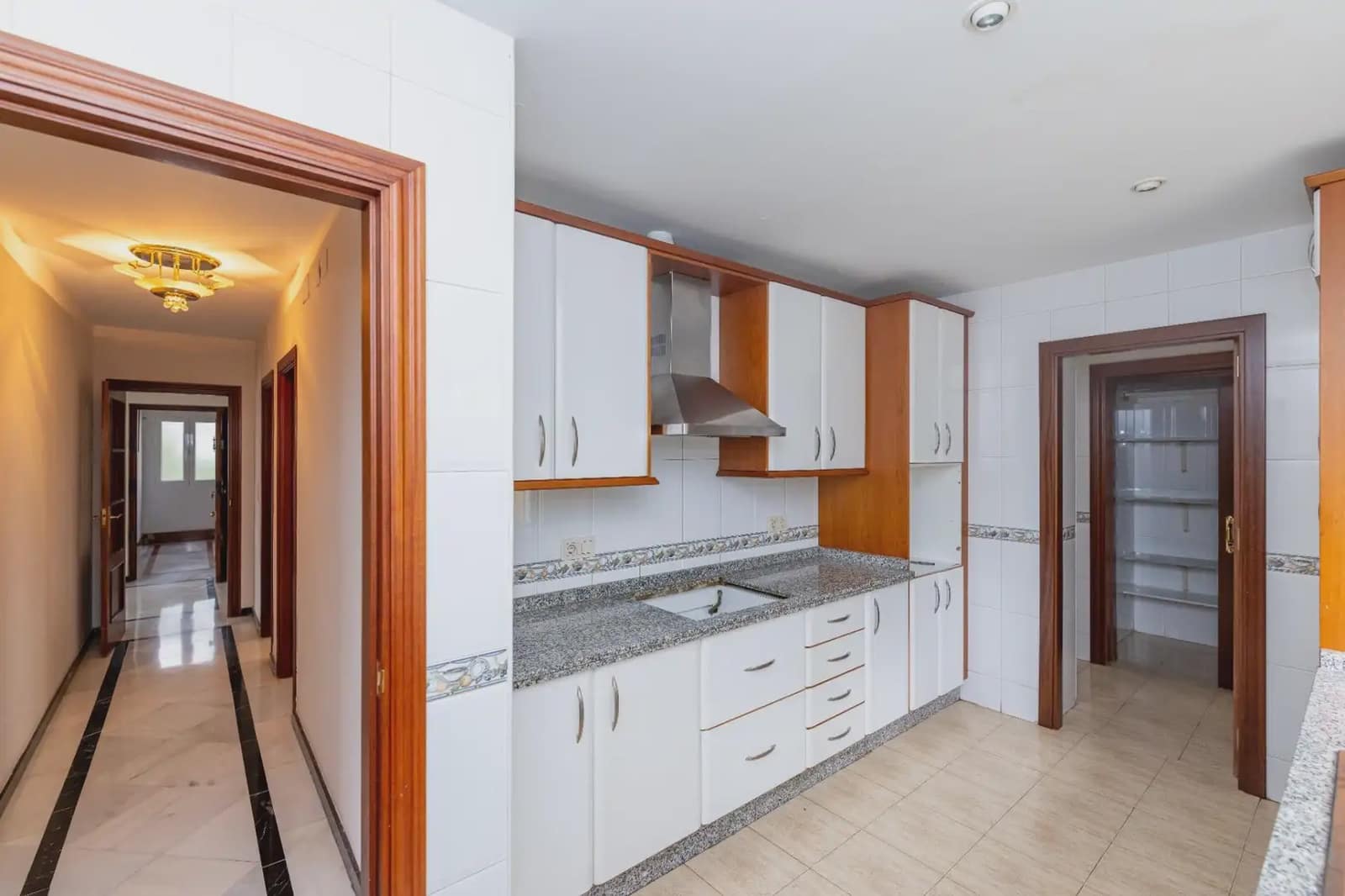 Leilighet til leie i Granada by med garasje - € 1 200 (Ref: 9837514)