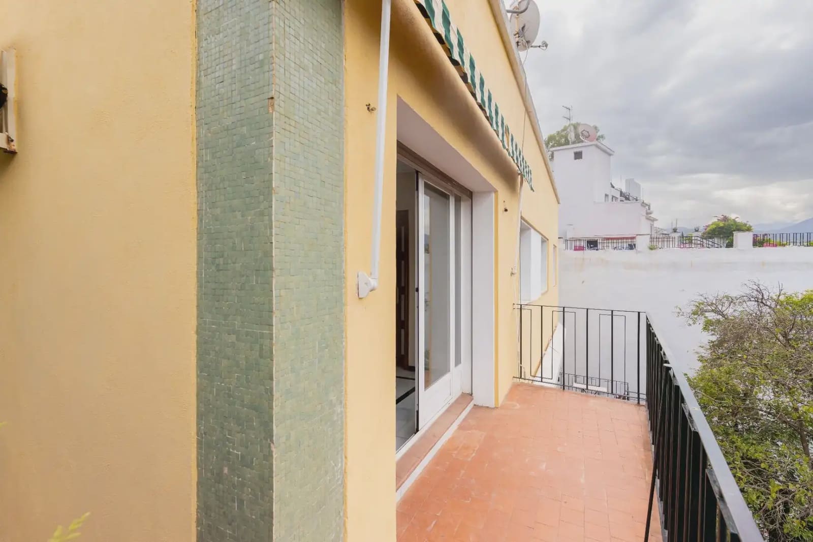 Leilighet til leie i Granada by med garasje - € 1 200 (Ref: 9837514)