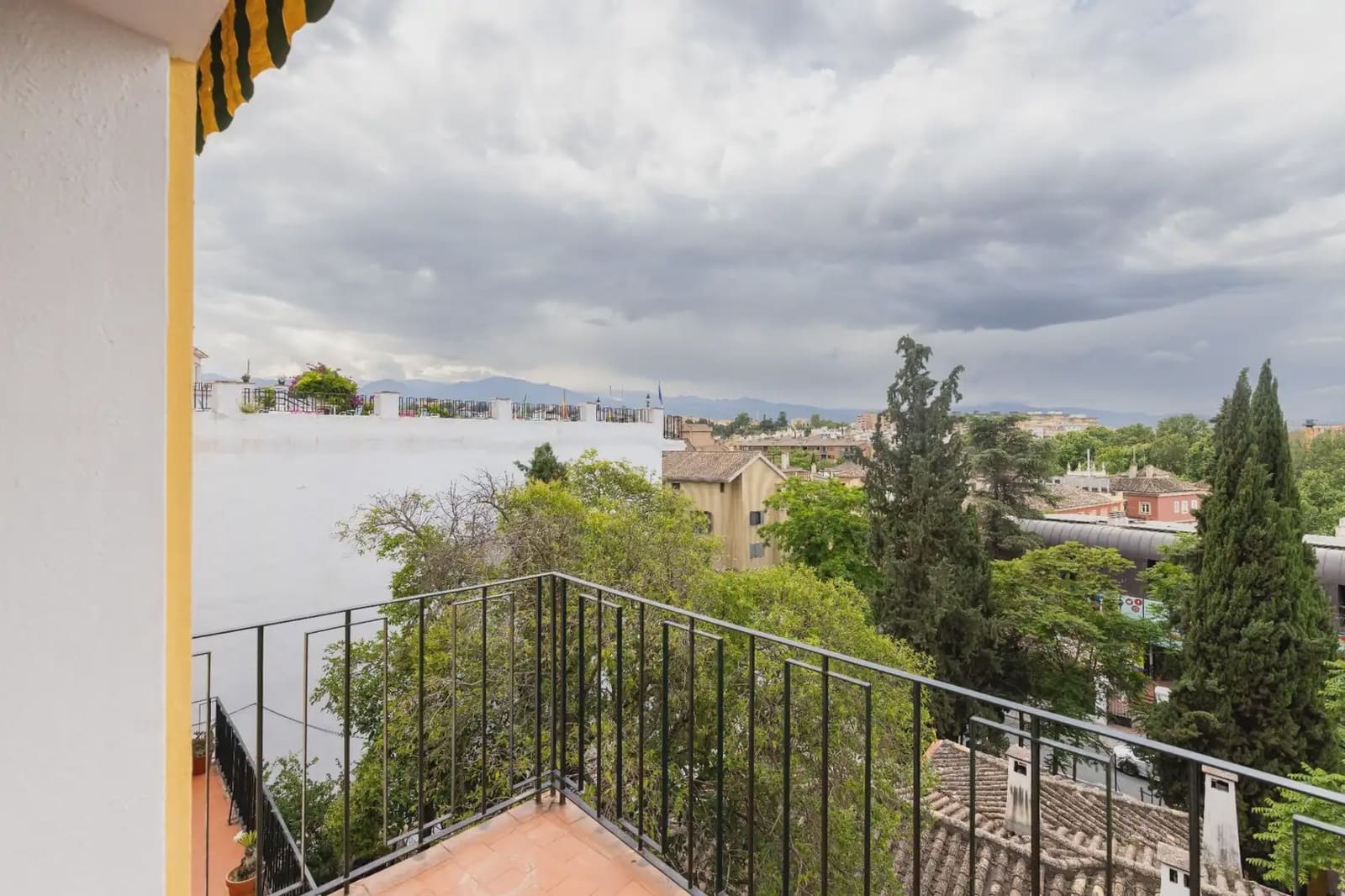 Leilighet til leie i Granada by med garasje - € 1 200 (Ref: 9837514)