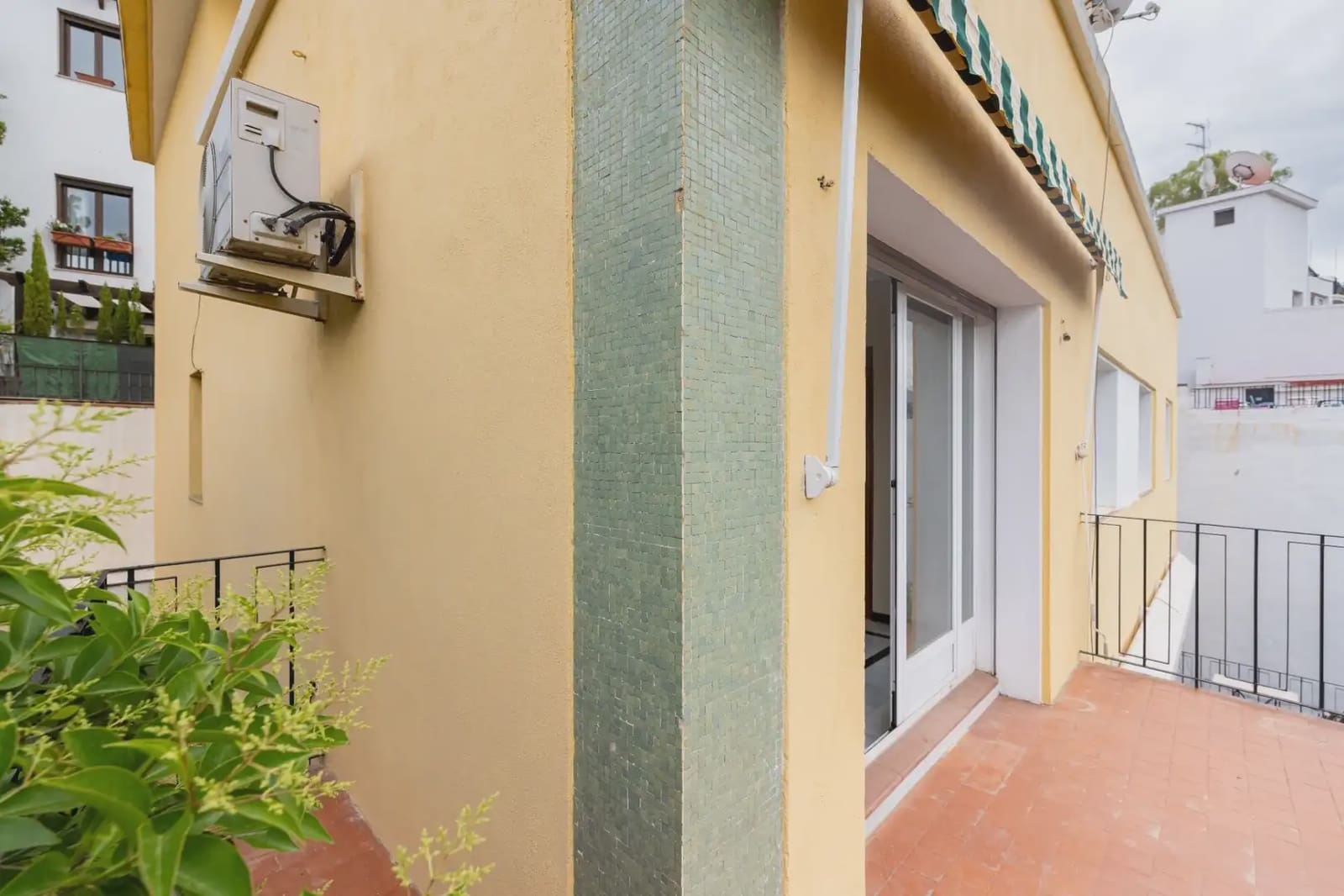 Leilighet til leie i Granada by med garasje - € 1 200 (Ref: 9837514)