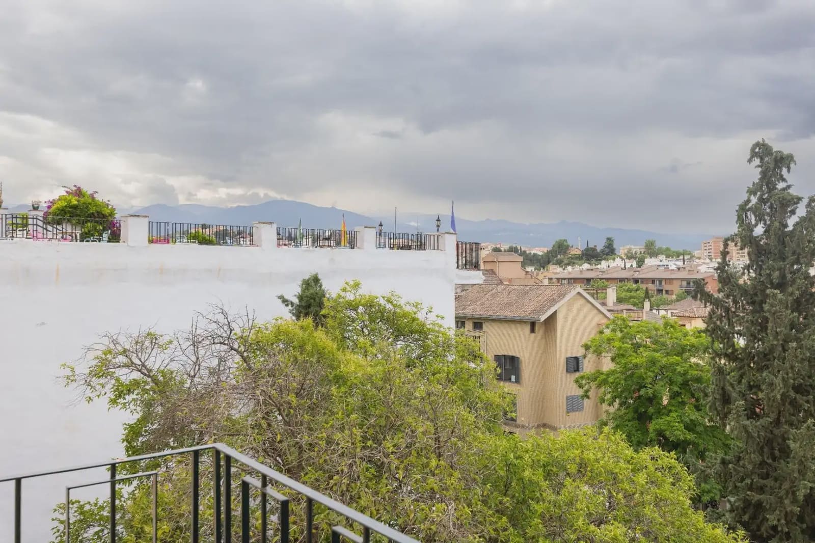 Leilighet til leie i Granada by med garasje - € 1 200 (Ref: 9837514)