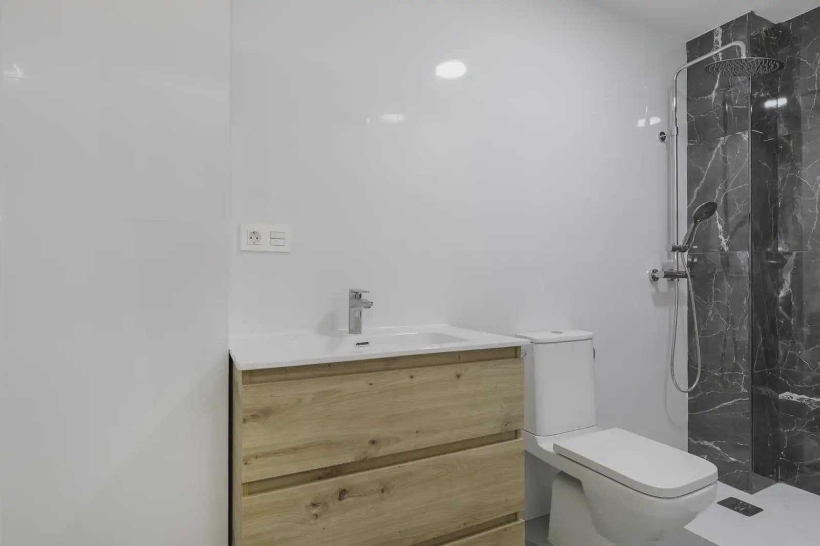 Apartment for sale in Granada city - € 159,900 (Ref: 9837533)
