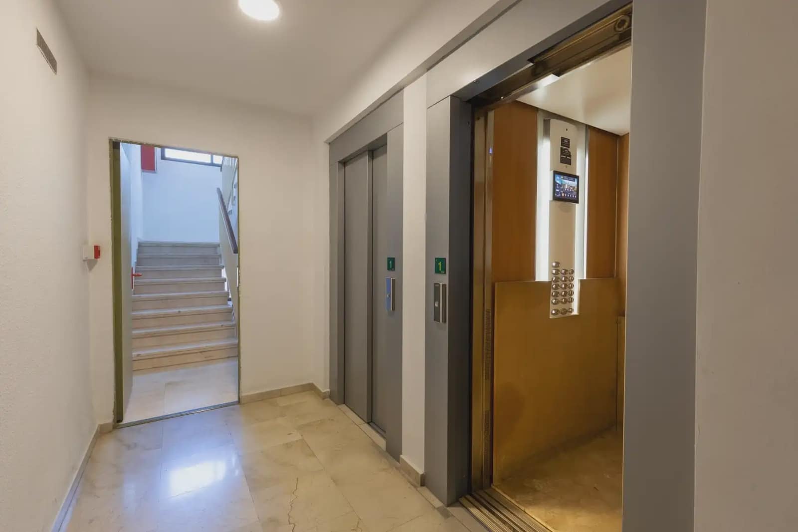 Flat for sale in Granada city with garage - € 510,000 (Ref: 9837534)
