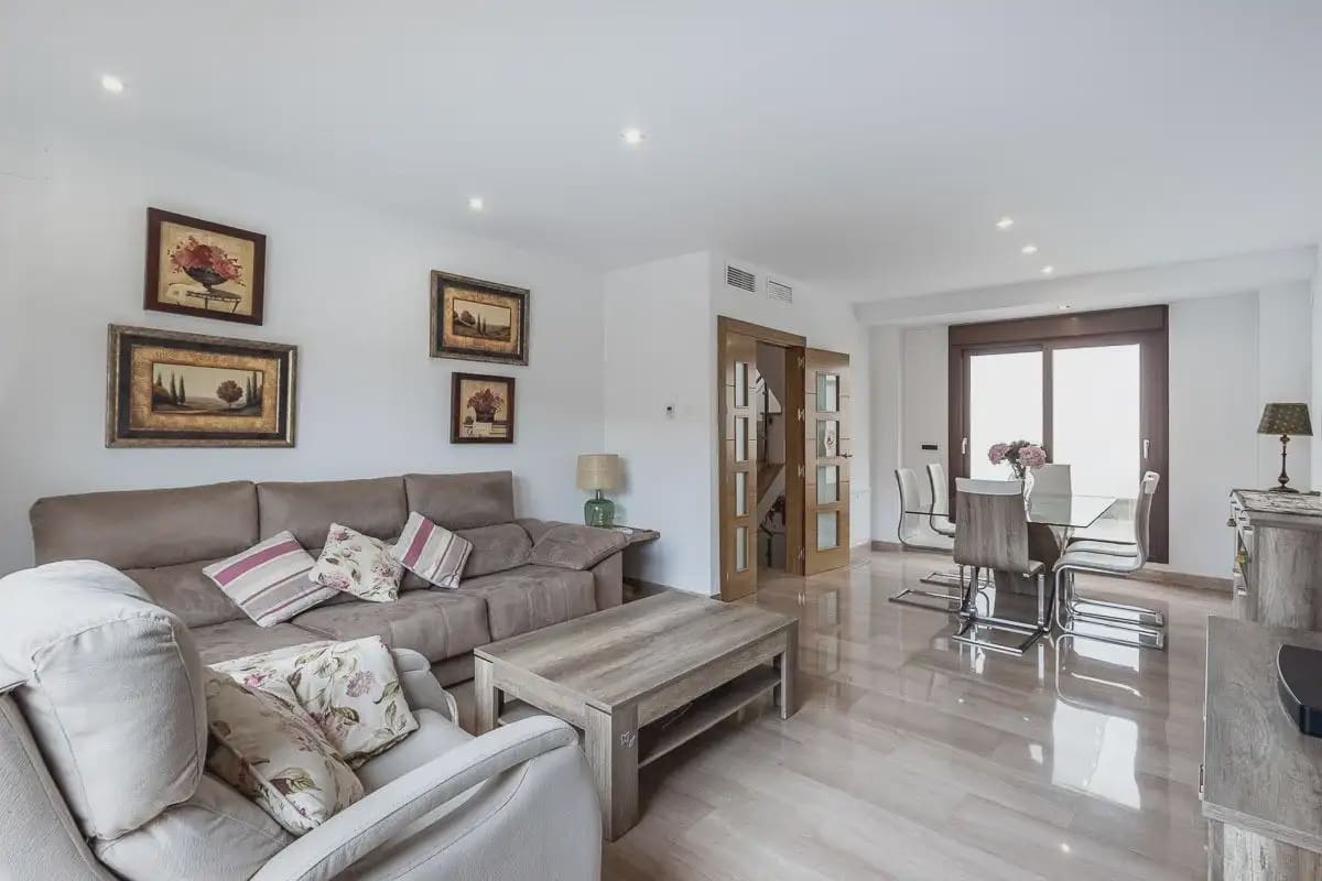 5 bedroom Terraced Villa for sale in Granada city with garage - € 478,000 (Ref: 9837541)